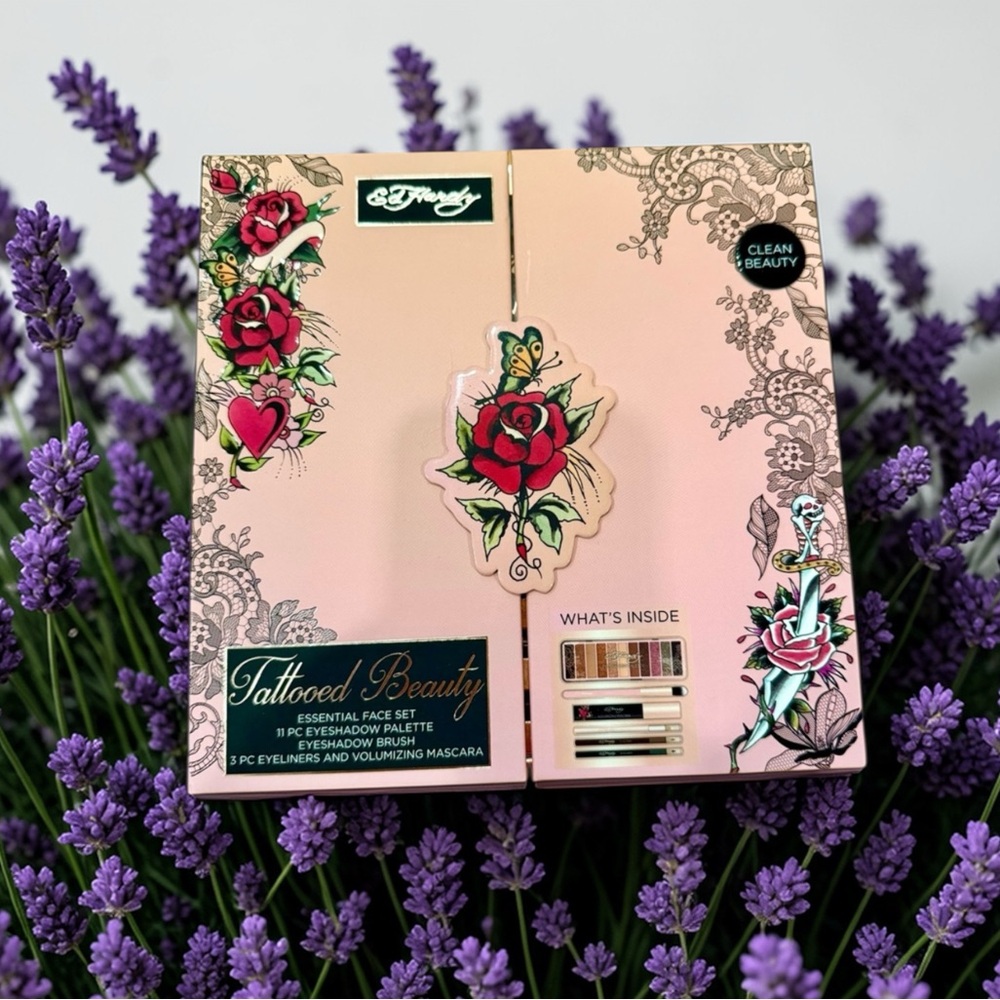 Ed Hardy Essential Face Set in Pink with Red and Green Rose Art